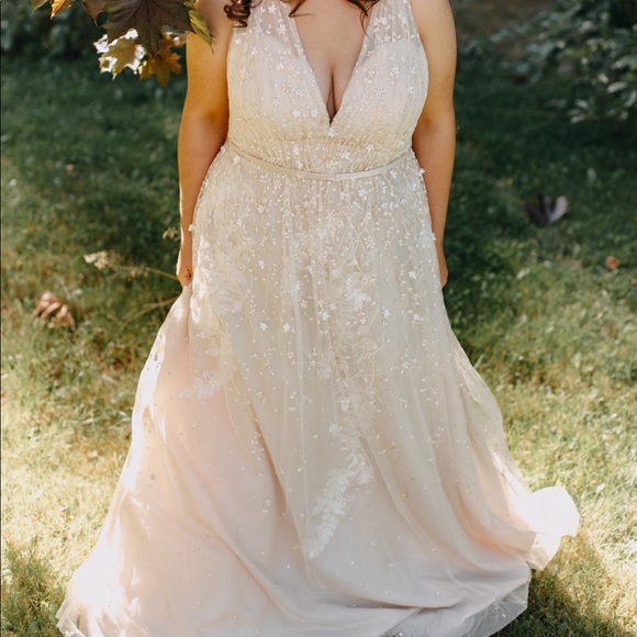 David’s Bridal Wedding Dress ( worn once) - Picture 1 of 1